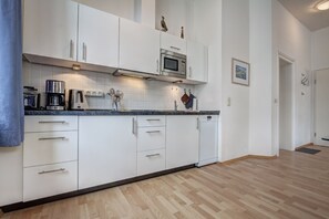 Køleskab, mikrobølgeovn, kogeplade, opvaskemaskine