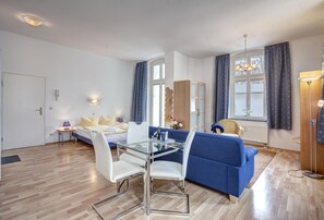 Een strijkplank/strijkijzer, gratis wifi, beddengoed