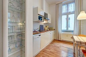 Kylskåp, mikrovågsugn, spishäll och diskmaskin
