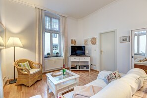 Télévision, lecteur de DVD, chaîne hi-fi