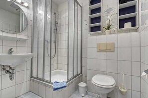 Douche, sèche-cheveux, serviettes fournies