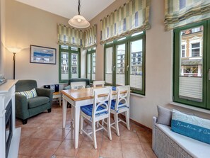 TV, DVD player, stereo - Welcome to the "Villa Frohsinn Apartment 7" in Bansin on Usedom! (Bansin)