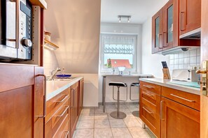 Een koelkast, een magnetron, een kookplaat, een vaatwasser