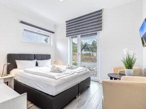 3 bedrooms, free WiFi, bed sheets - Relax and feel good at Ferienhaus Karl on the Baltic Sea! (Karlshagen)