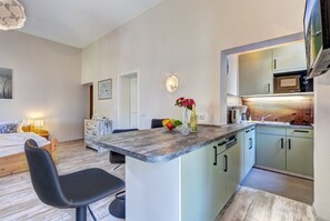 Kjøleskap, kokeplater, oppvaskmaskin og kaffetrakter/tekoker