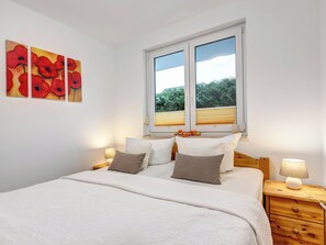 1 bedroom, bed sheets