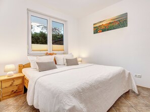1 bedroom, bed sheets