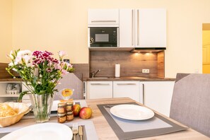 Geladeira, micro-ondas, cooktop, lava-louças