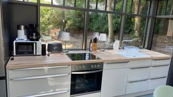 Kühlschrank, Mikrowelle, Ofen, Herdplatte