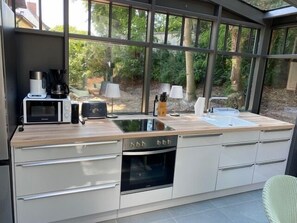 Frigorifero, microonde, forno, piano cottura
