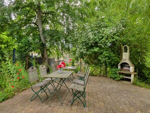 Outdoor dining - Haus Marie, Whg. 01:46 m² with balcony, WLAN & close to the beach in Heringsdorf (Heringsdorf)