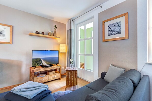 TV, DVD player, books, stereo