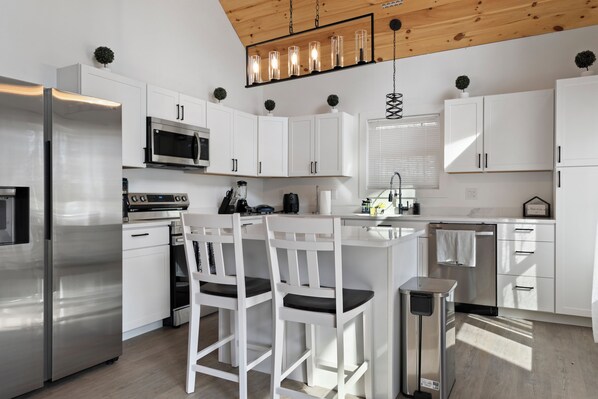 Køleskab, mikrobølgeovn, ovn, kogeplade