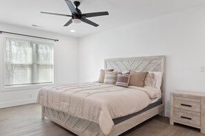 4 habitaciones, tabla de planchar con plancha, wifi y ropa de cama 