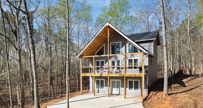 Cozy 4-bedroom cabin with AC, WiFi in Lake Hartwell - Near Clemson