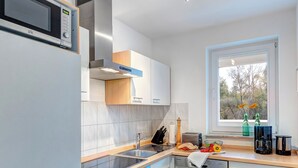Kjøleskap, mikrobølgeovn, ovn og kokeplater