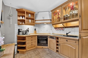 Coffee/tea maker, fridge, microwave, oven