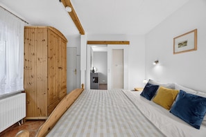 1 bedroom, WiFi (free), bed sheets