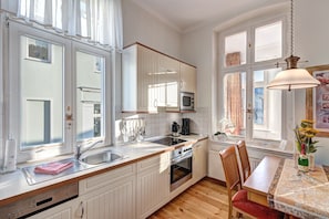 Kühlschrank, Mikrowelle, Ofen, Herdplatte