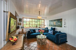 Televisie, een open haard, een dvd-speler en boeken