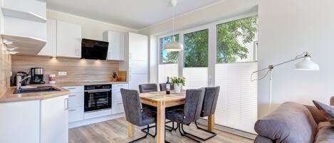 Jääkaappi, uuni, liesi, astianpesukone