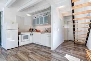 Kjøleskap, ovn, kokeplater og oppvaskmaskin