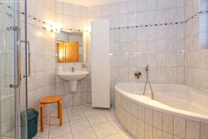 Douche, sèche-cheveux, serviettes fournies