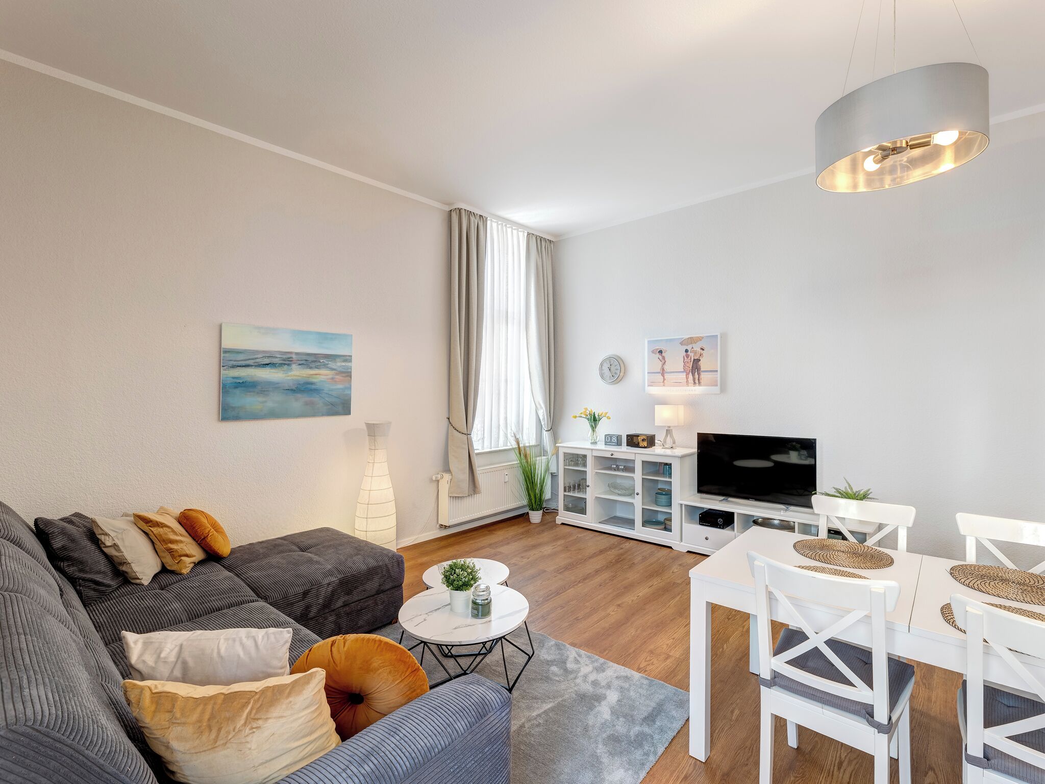 Télévision, lecteur de DVD, chaîne hi-fi