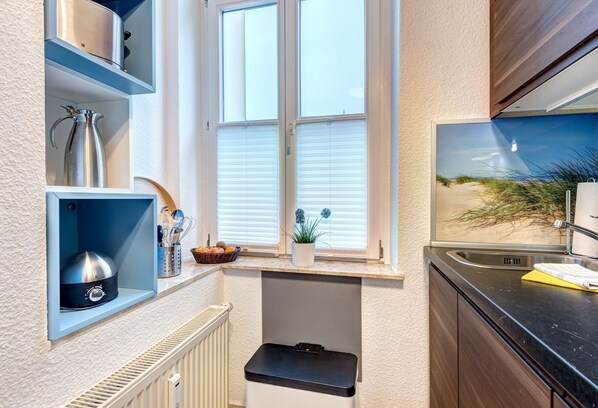 Réfrigérateur, micro-ondes, plaque de cuisson, lave-vaisselle