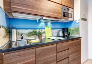 Réfrigérateur, four à micro-ondes, surface de cuisson, lave-vaisselle