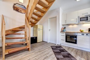 Kylskåp, mikrovågsugn, ugn och spishäll