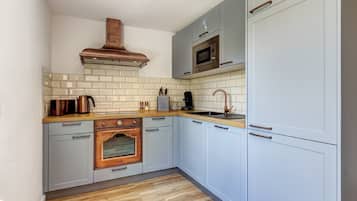 Kühlschrank, Mikrowelle, Ofen, Herdplatte