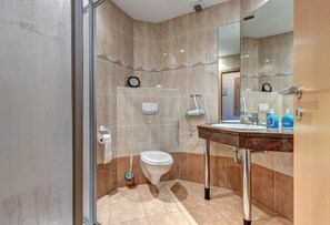 Douche, sèche-cheveux, serviettes fournies
