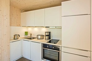 Frigorifero, forno, piano cottura, lavastoviglie