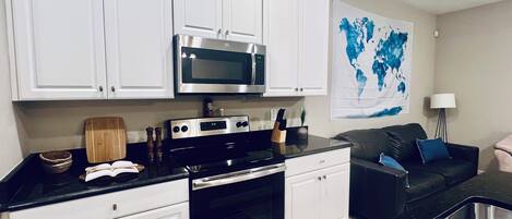 Refrigerador, microondas, horno y parrilla de estufa