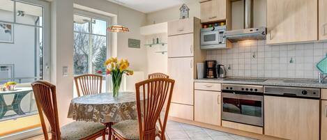 Een koelkast, een magnetron, een oven, een kookplaat