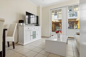 Fernseher, DVD-Player, Stereoanlage