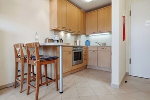 Fridge, oven, stovetop, coffee/tea maker