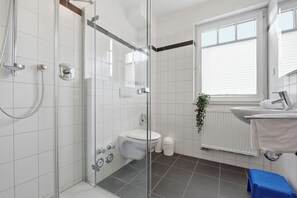 Een douche, handdoeken