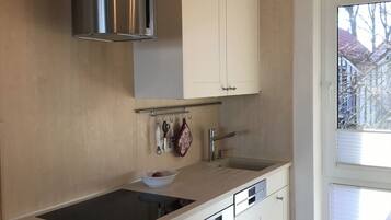 Jääkaappi, mikroaaltouuni, uuni, liesi