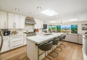 Geladeira, micro-ondas, fogão, cooktop