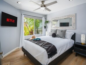 4 chambres, bureau, fer et planche à repasser, lit parapluie