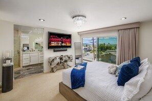 4 quartos, escrivaninha, ferros/tábuas de passar roupa, berço de viagem