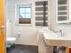 Suihku, hiustenkuivaaja, pyyhkeet