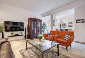 Télévision, lecteur de DVD, chaîne hi-fi