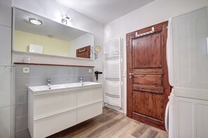 Dusche, Haartrockner, Handtücher