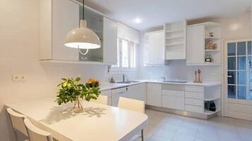 Frigorífico, microondas, horno y placa de cocina