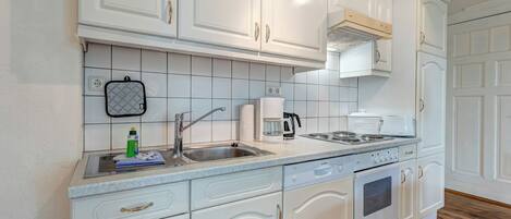Fridge, oven, stovetop, dishwasher