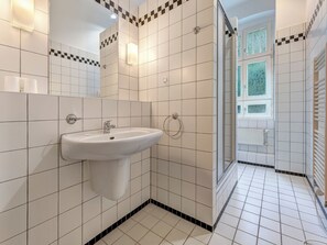 Douche, serviettes fournies