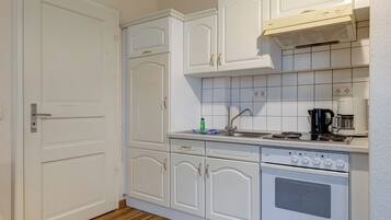 Kühlschrank, Ofen, Herdplatte, Wasserkocher mit Kaffee-/Teezubehör